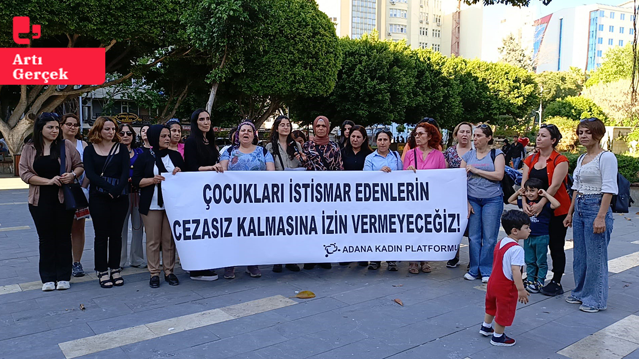 Adana'da kadınlar çocuk istismarı failinin beraat etmesini protesto etti