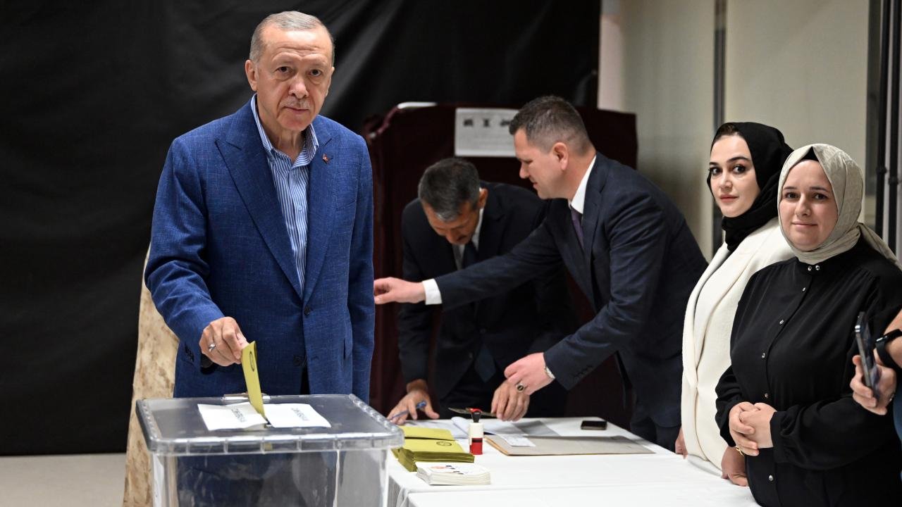 Son ankette bir ilk: Erdoğan ilk kez ikinci sıraya geriledi