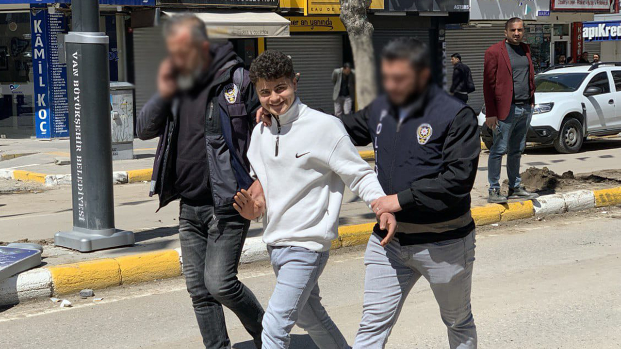 Protestoların simgesi olmuştu: 'Gülen genç' tahliye edildi