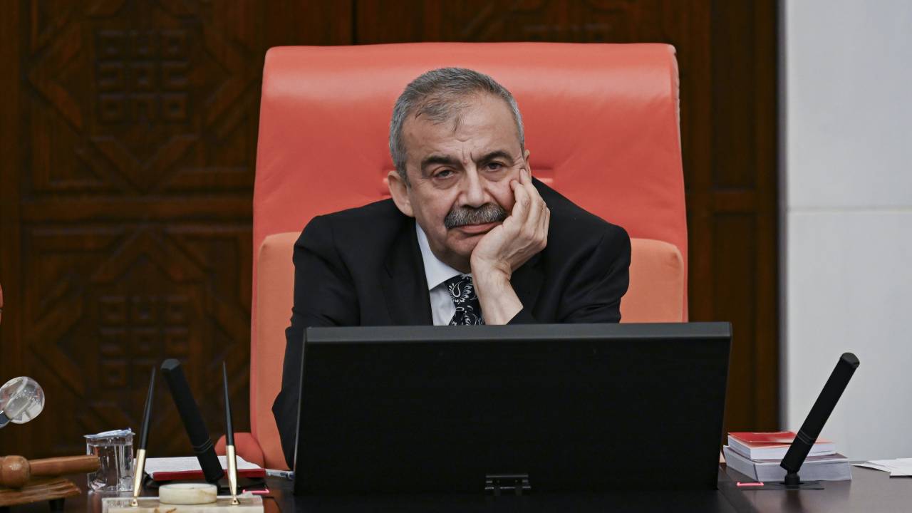 Sırrı Süreyya Önder, Genel Kurul'daki oturumu yönetirken rahatsızlandı: Oturuma ara verdi