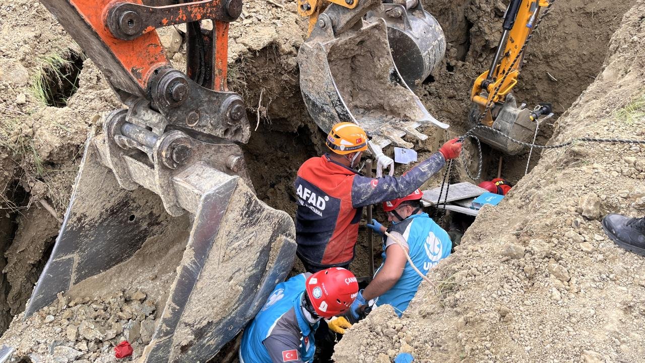 Çanakkale'de kanal kazısında göçük: Bir işçi kendi imkanlarıyla kurtuldu, iki işçi toprak altında