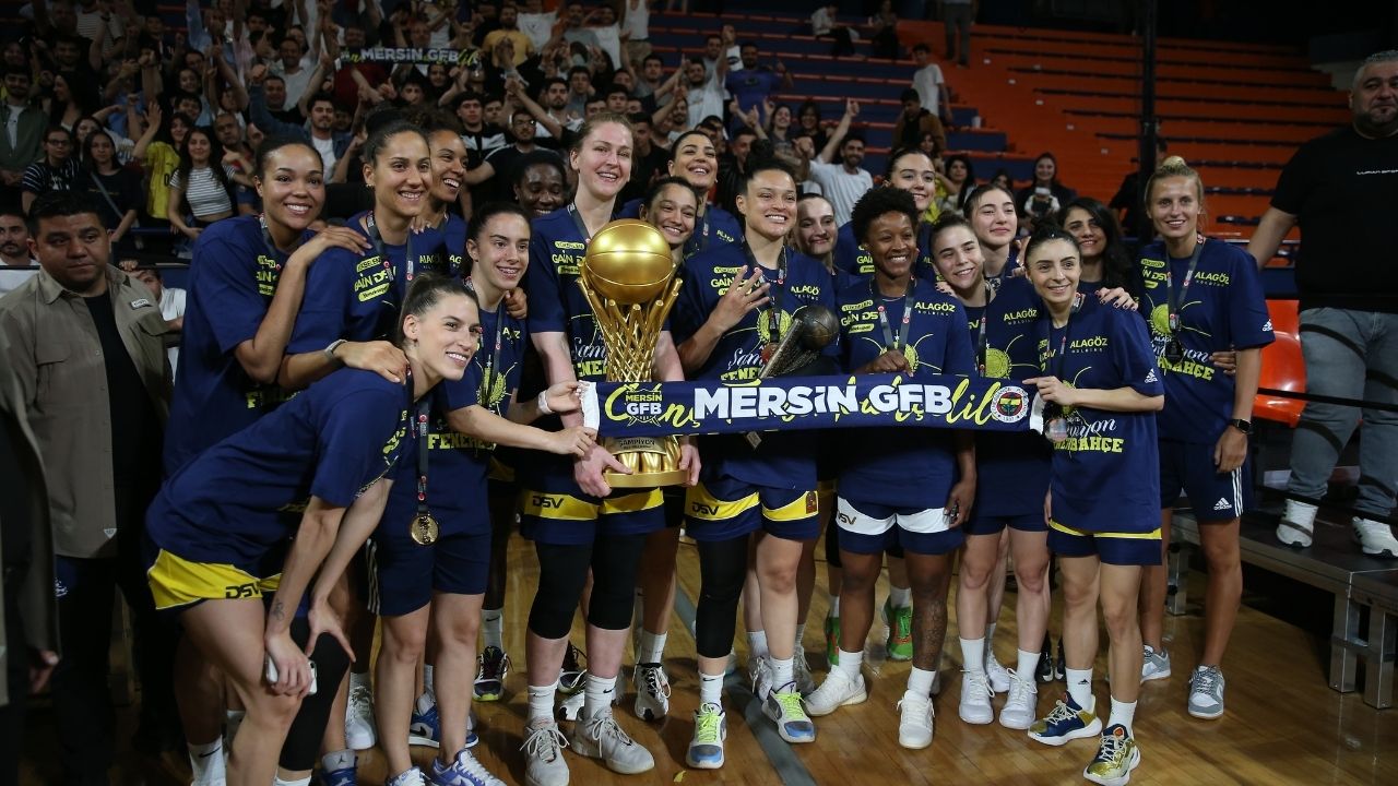 Kadınlar Basketbol Süper Ligi şampiyonu Fenerbahçe, kupasını aldı