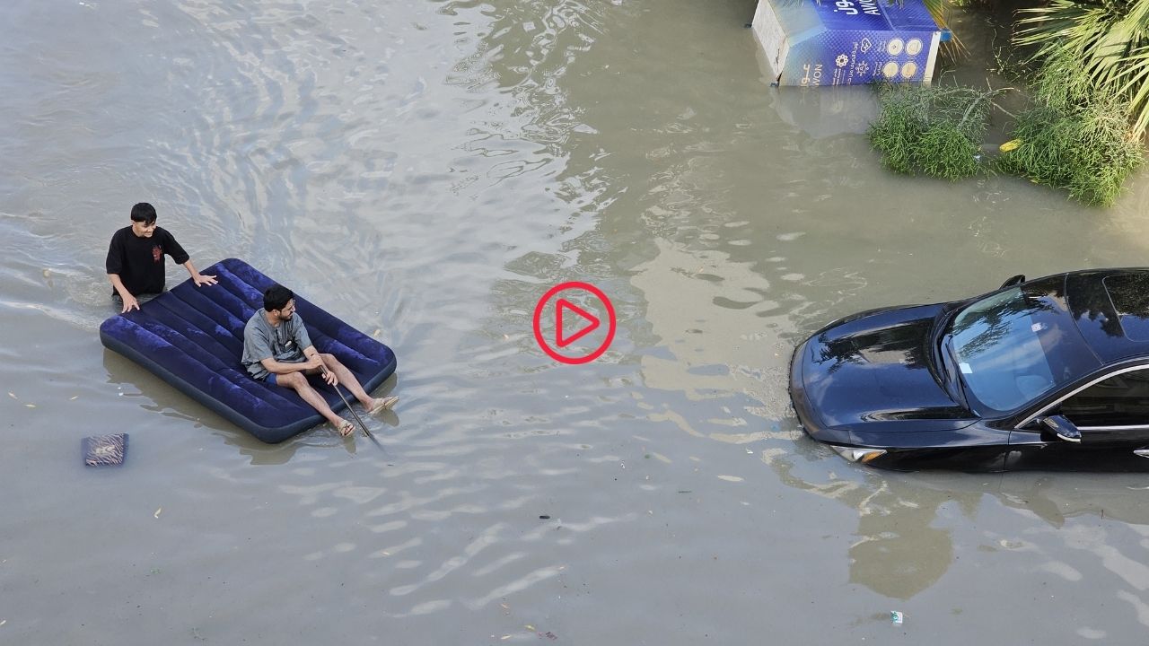 Dubai sular altında kaldı: Son 75 yılın en şiddetli yağışı