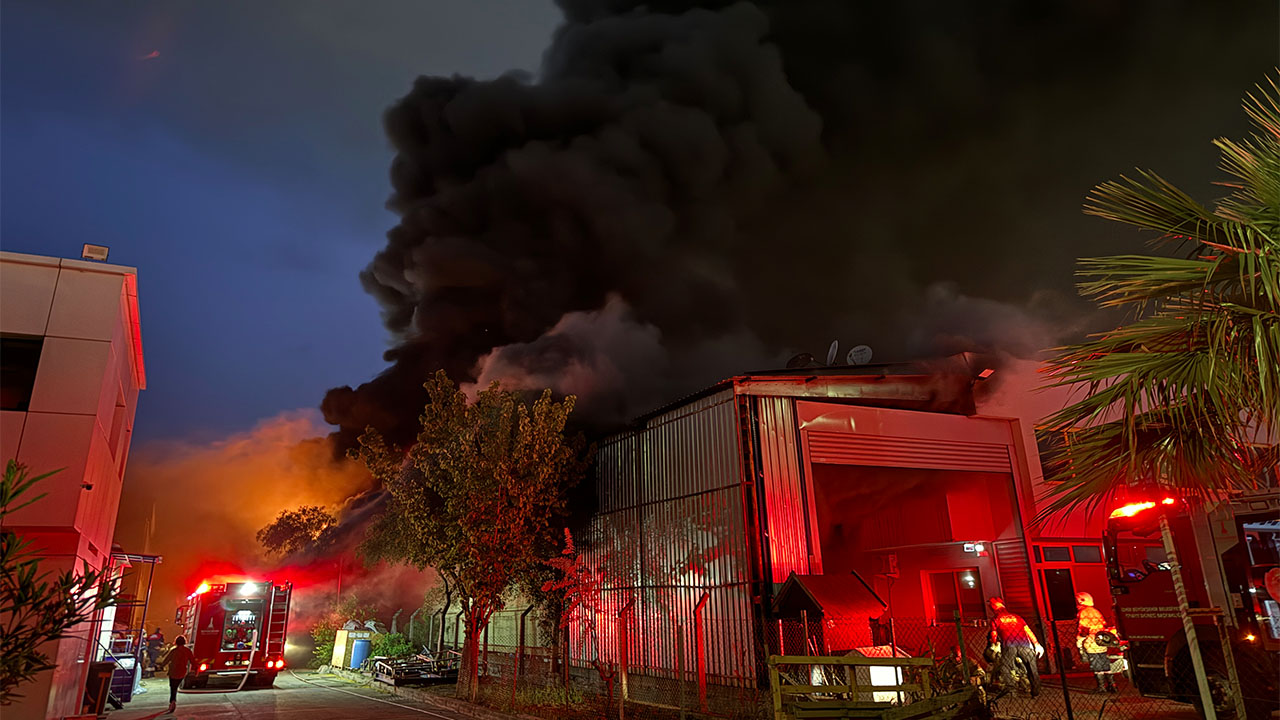 İzmir'de plastik fabrikasında yangın: Yaklaşık üç saat içinde kontrol altına alındı