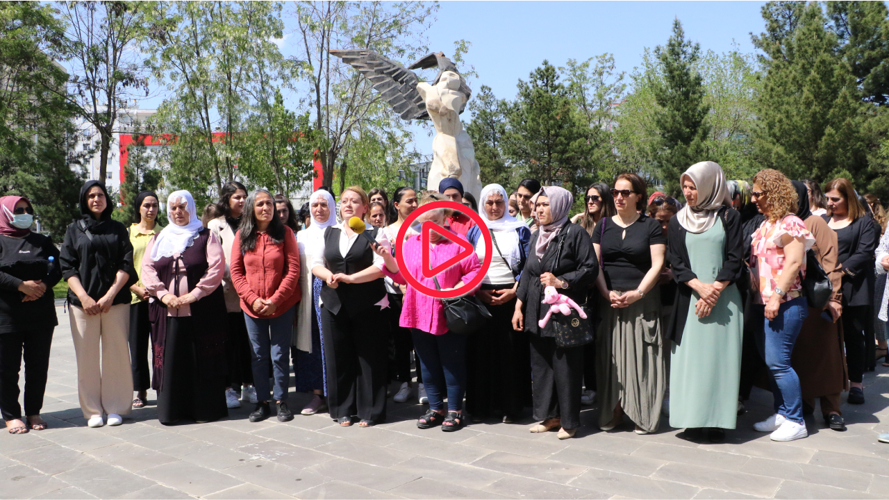 'Namaz kılıyoruz' diye kaldırılmıştı... DEM Parti, Bağlar'da AKP'li başkanın kaldırdığı kadın heykelini yeniden dikti