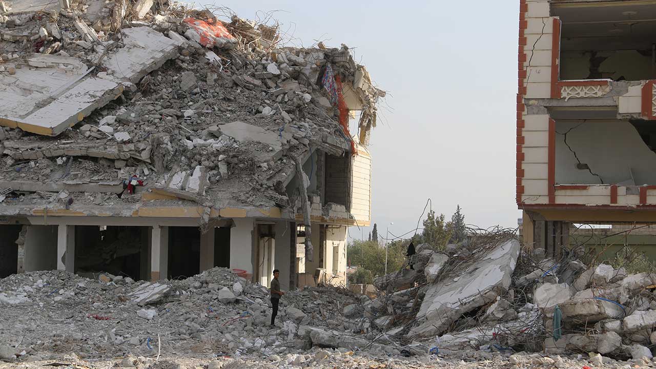 Depremde 51 kişinin öldüğü Furkan Apartmanı raporu: Kolonlar kesilmiş