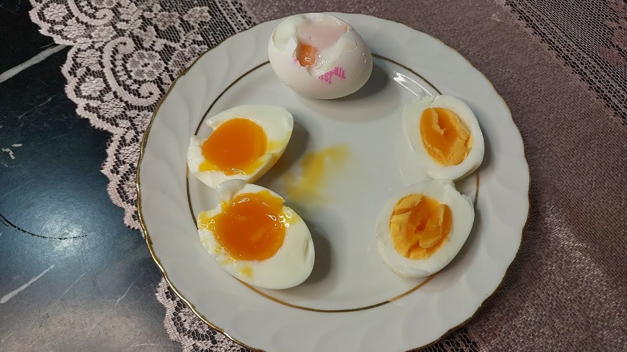 Haşlanmış yumurtayı çok daha kolay soymanın 2 yolu! Birçok kişi bu yöntemlerden habersiz