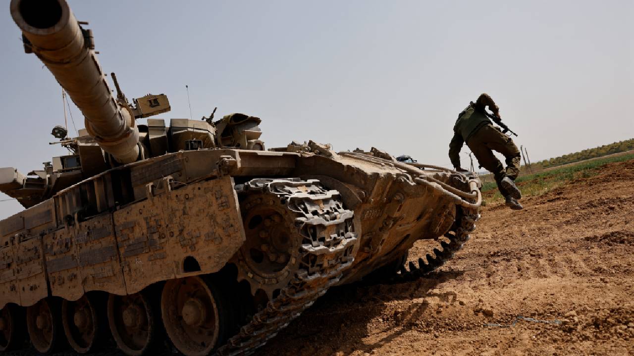 Refah'ın doğusuna giren İsrail tankları, bölgenin Mısır'la sınır kapısını ele geçirdi