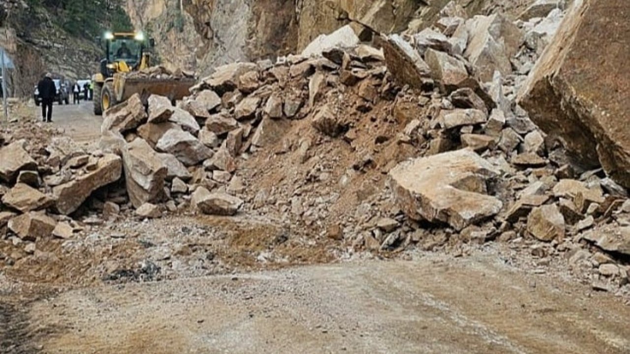 Gaziosmanpaşa'da toprak kayması: 14 ev etkilendi, 70 kişi tahliye edildi