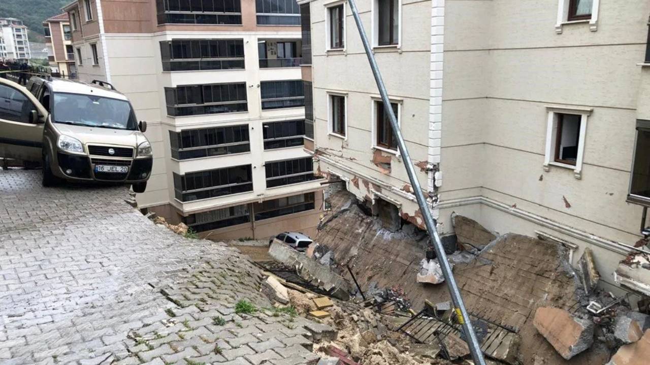 Bursa'da istinat duvarı apartmanın üzerine devrildi: İki yaralı