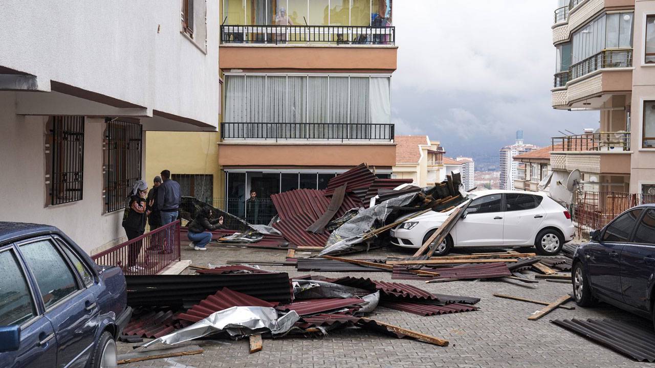 Ankara'da şiddetli fırtına: Evlerin çatısı uçtu, otomobiller hasar gördü