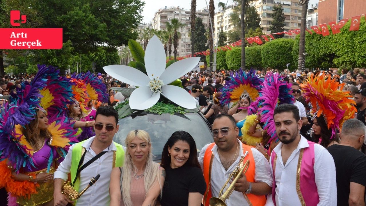 Uluslararası Adana Portakal Çiçeği Karnavalı’nın kortej geçişi renkli görüntülere sahne oldu