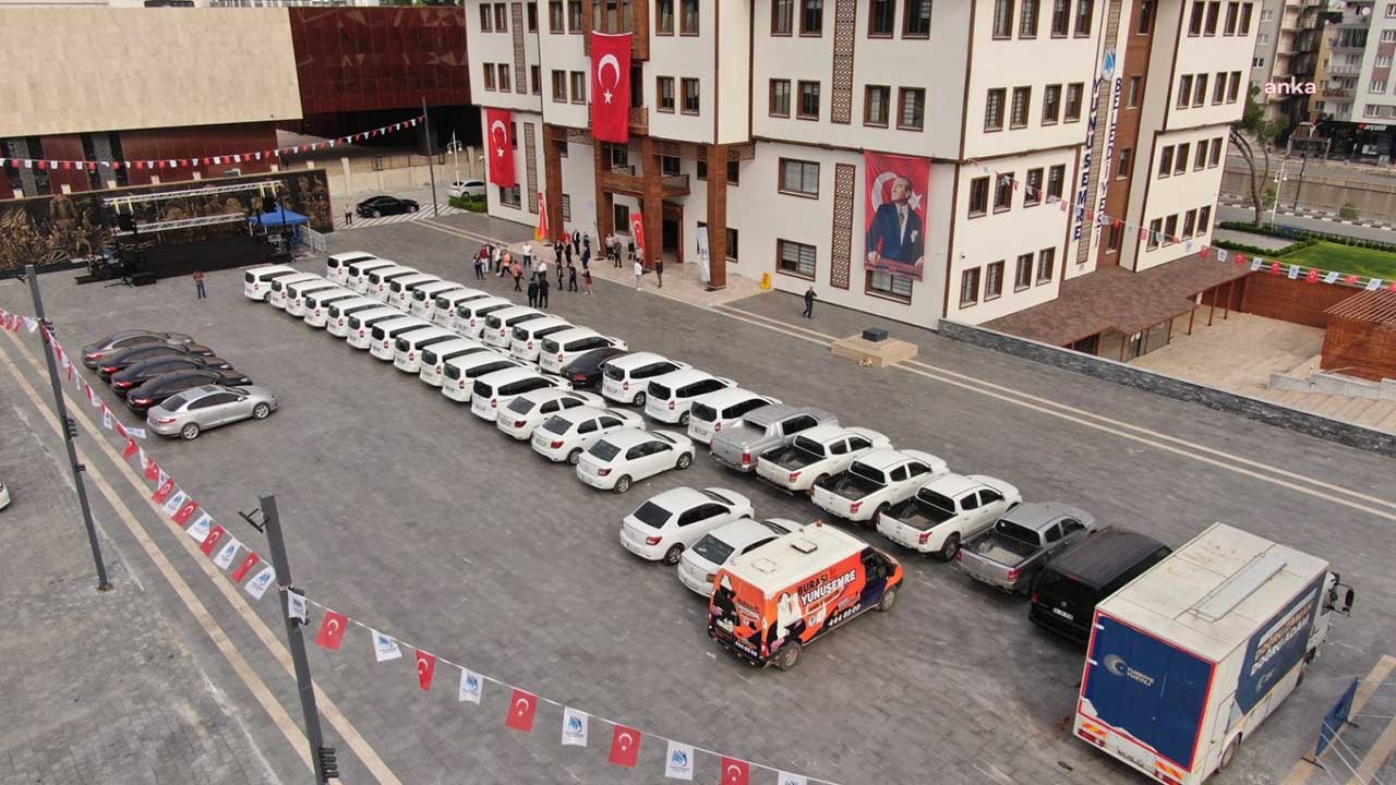 AKP'den CHP'ye geçmişti: Manisa Yunusemre Belediyesi’nin 48 lüks aracı meydanda sergilendi