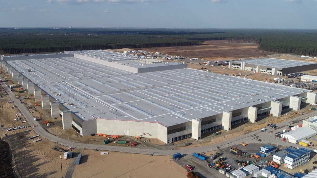 Satışları ilk kez düşüşe geçen Tesla, Almanya'daki fabrikasında 400 kişiyi işten çıkarmayı planlıyor