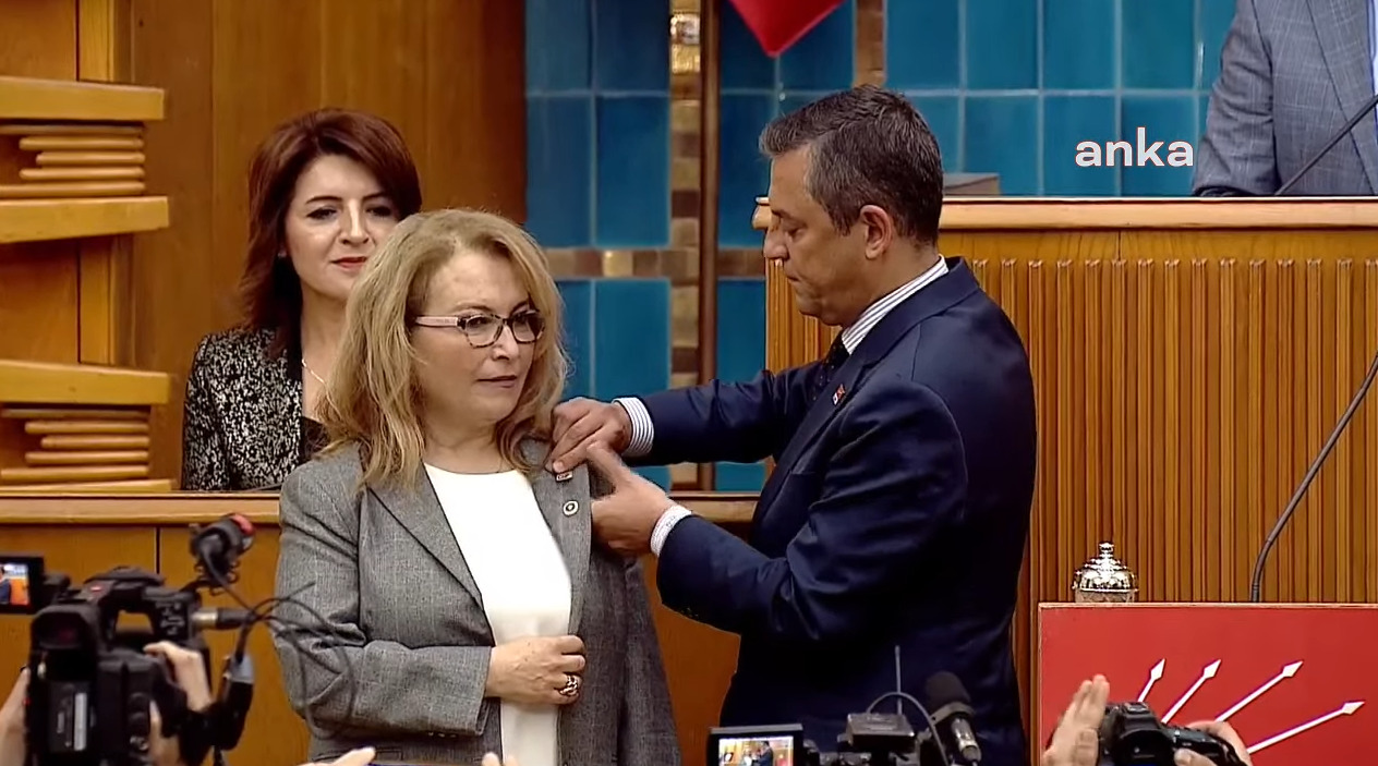 Özgür Özel rozet taktı: İYİ Parti'den istifa eden Ayşe Sibel Yanıkömeroğlu CHP'ye katıldı