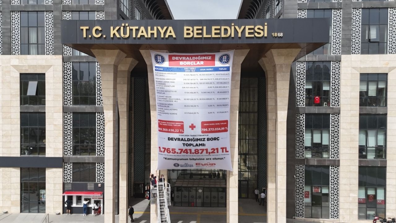 Kütahya'da MHP'den devralınan borçlar belediye binasına asıldı