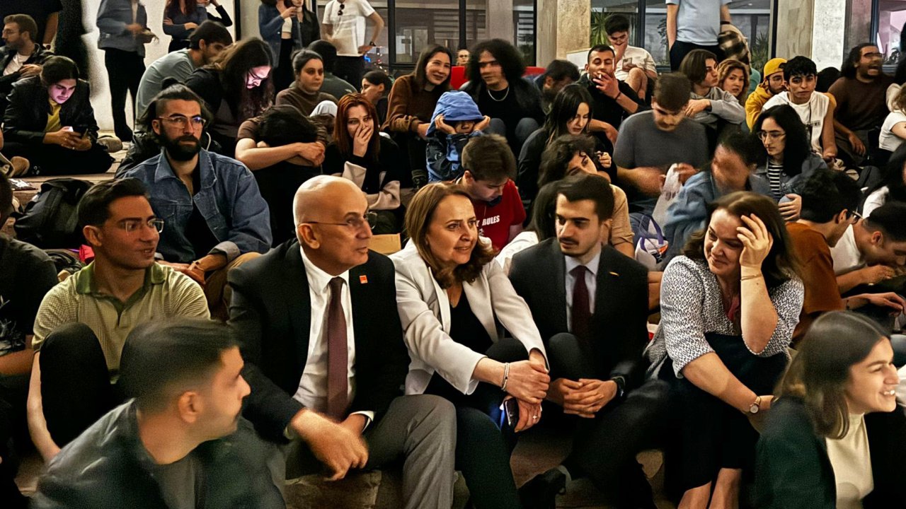 Çankaya Belediye Başkanı ODTÜ'de öğrencilerin oturma eylemine katıldı