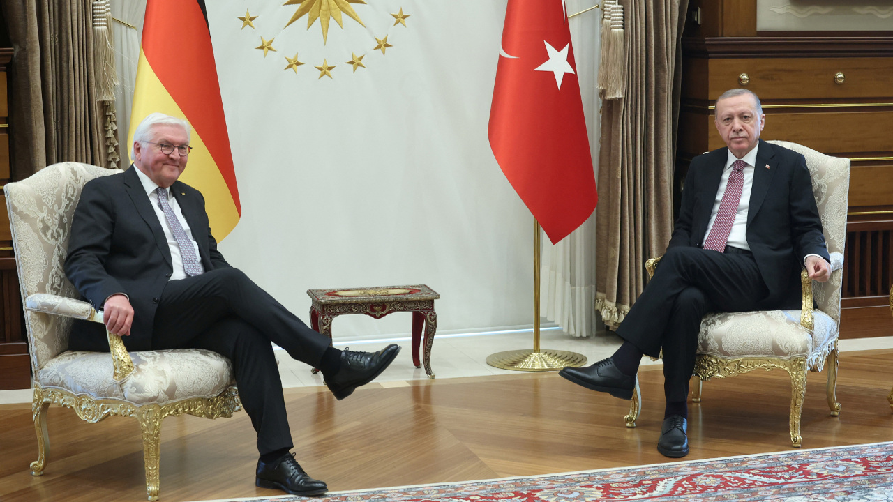 Alman basını: Steinmeier seyahat güzergâhıyla Erdoğan'la arasına kritik bir mesafe koydu