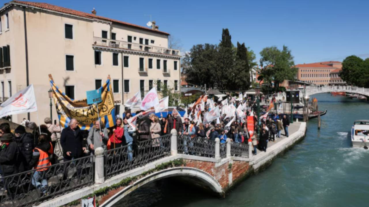 Venedikliler, turistlere paralı giriş uygulamasını protesto etti