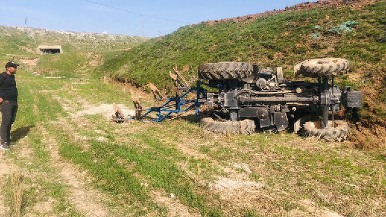 Ağrı’da tarla sürerken devrilen traktörün sürücüsü öldü