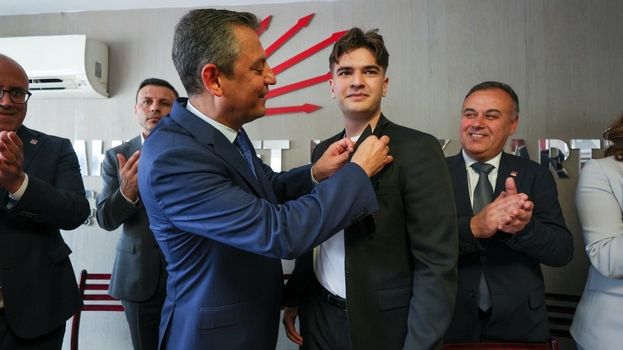 AKP Gençlik Kolları'ndan CHP'ye transfer: Rozetini Özel taktı