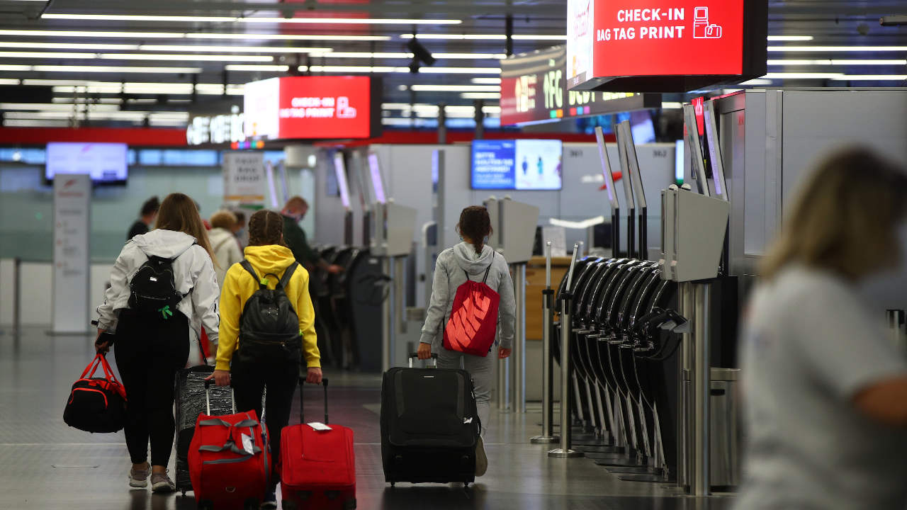 Viyana'dan İstanbul'a giden iki yolcunun bavulunda 700 bin euro nakit para bulundu