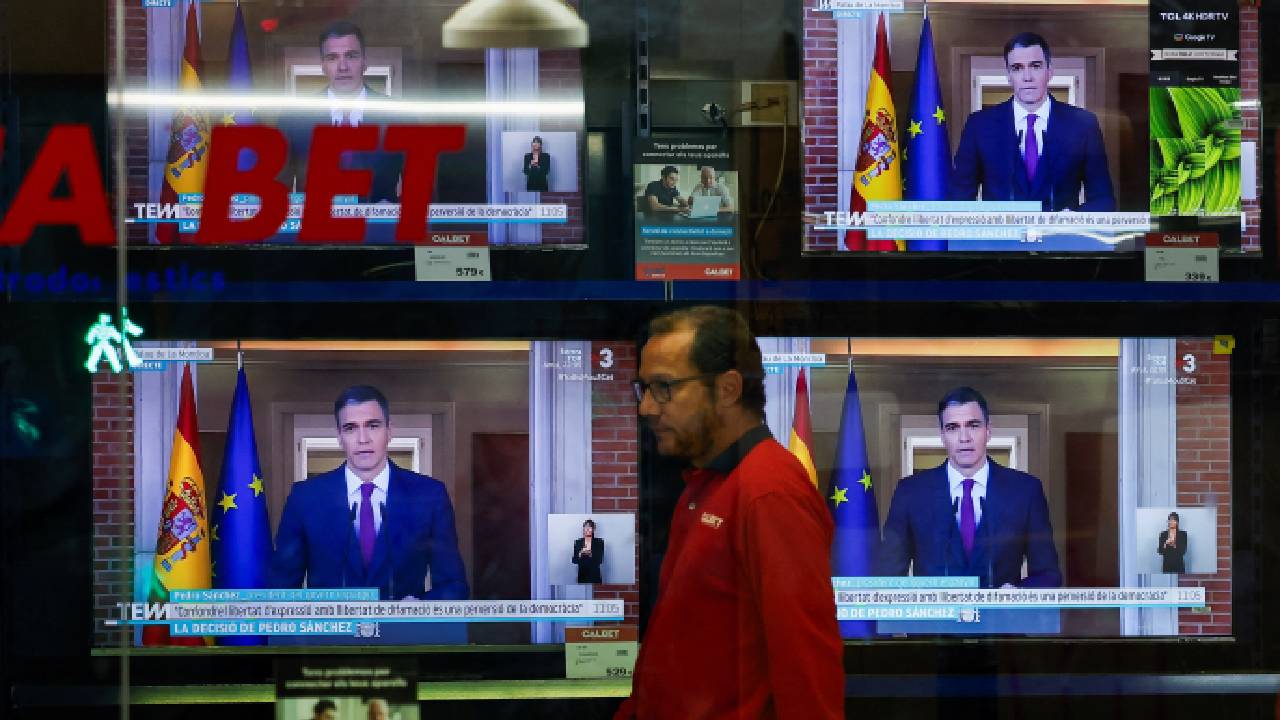 İstifayı düşünmek için kendi içine çekilen İspanya Başbakanı, 'Göreve devam' dedi