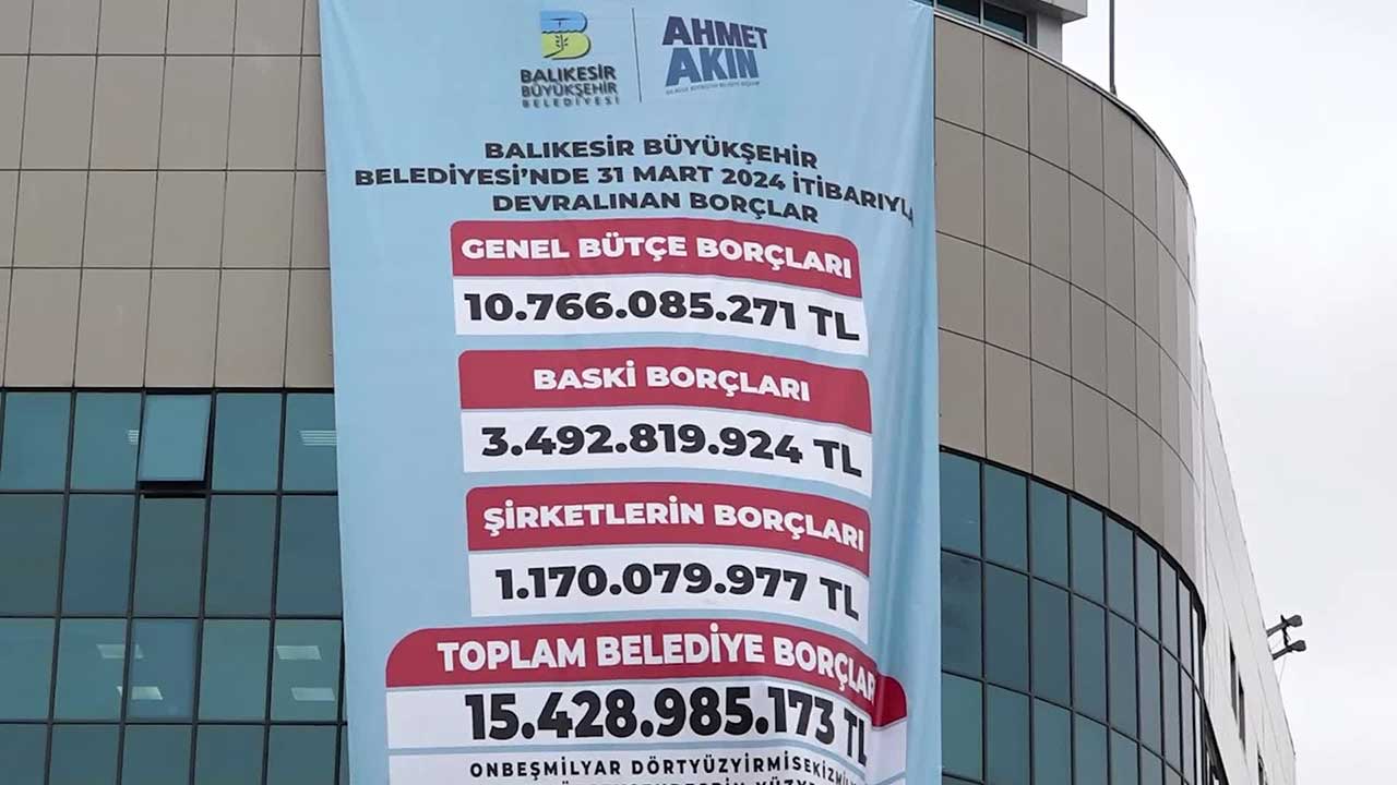 Balıkesir Büyükşehir Belediyesi'nin borcu belediye binasına asıldı