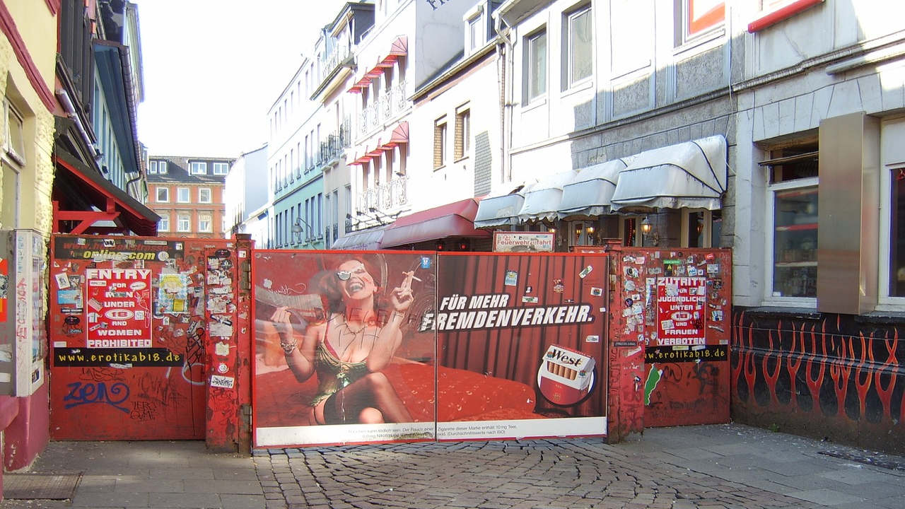 Hamburg'un St. Pauli mahallesinde, Nazi kurbanı seks işçileri tökezleme taşları ile anılacak