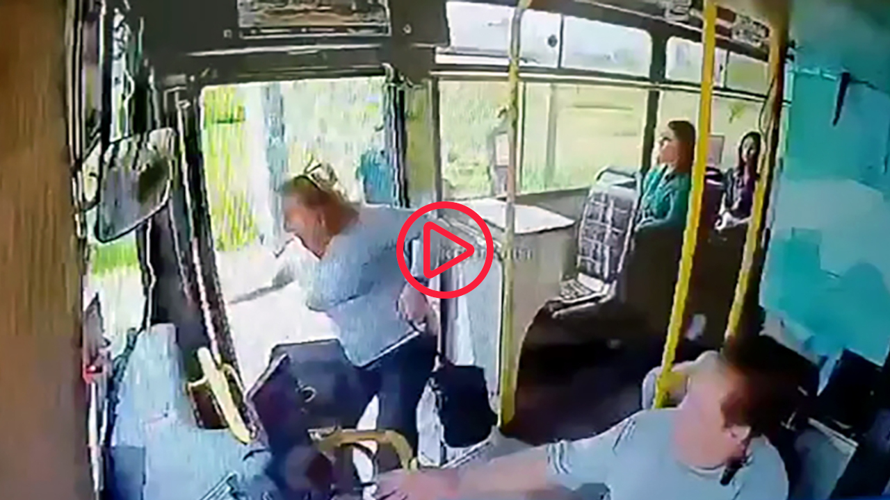 Kapısı açık otobüsten düşüp ölen kadının son anları kamerada