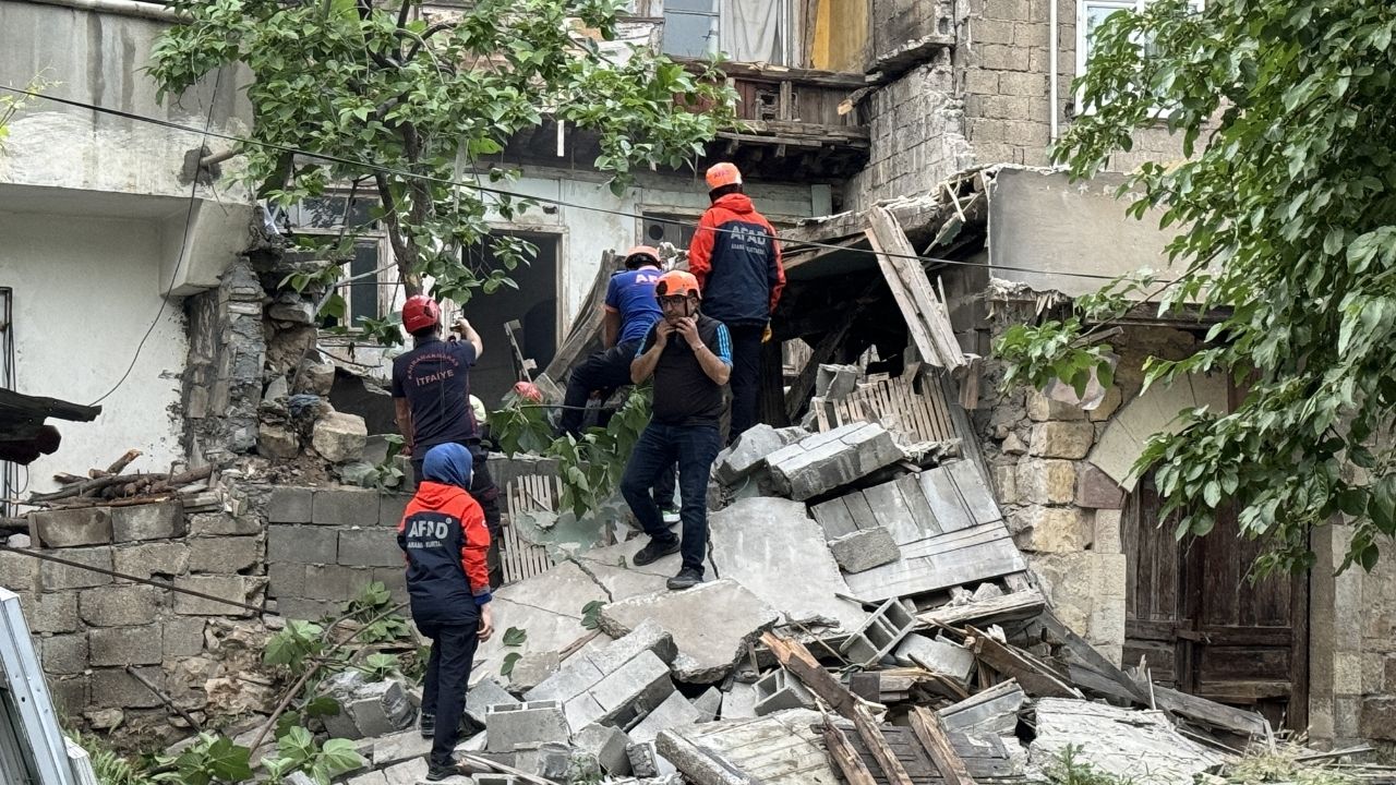 Maraş'ta ağır hasarlı bina çöktü