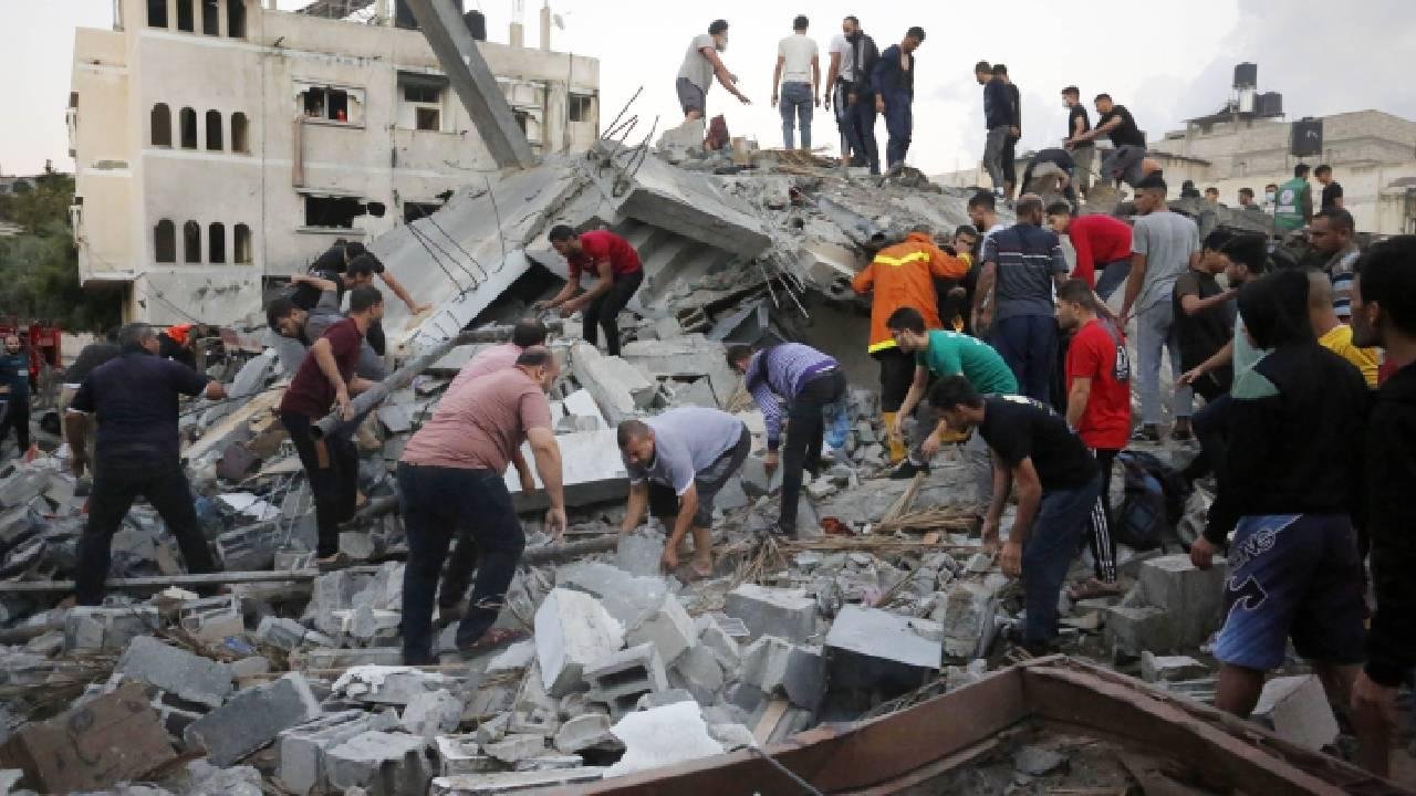 Gazze’deki Hamas hükümeti, İsrail saldırıları nedeniyle enkaz altında kalan cesetleri çıkarmaya başladı