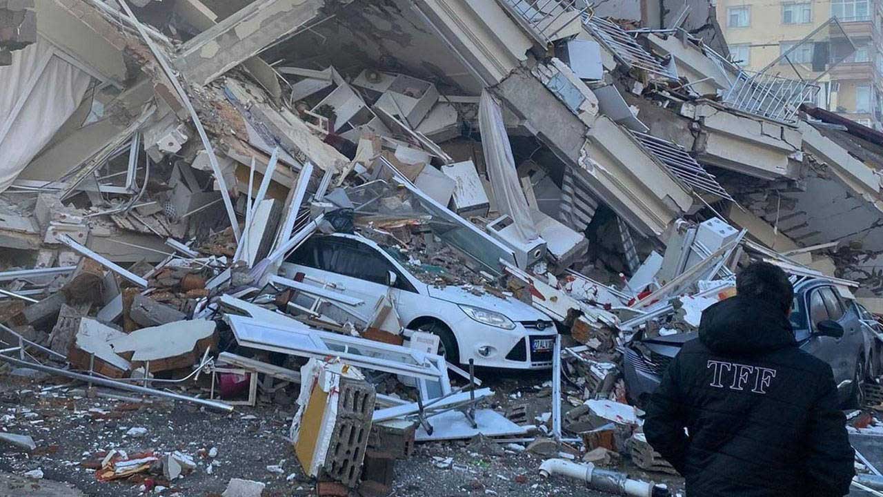 Depremde yıkılan binanın 'bulunamayan' şüphelisine PTT kargo teslim etmiş