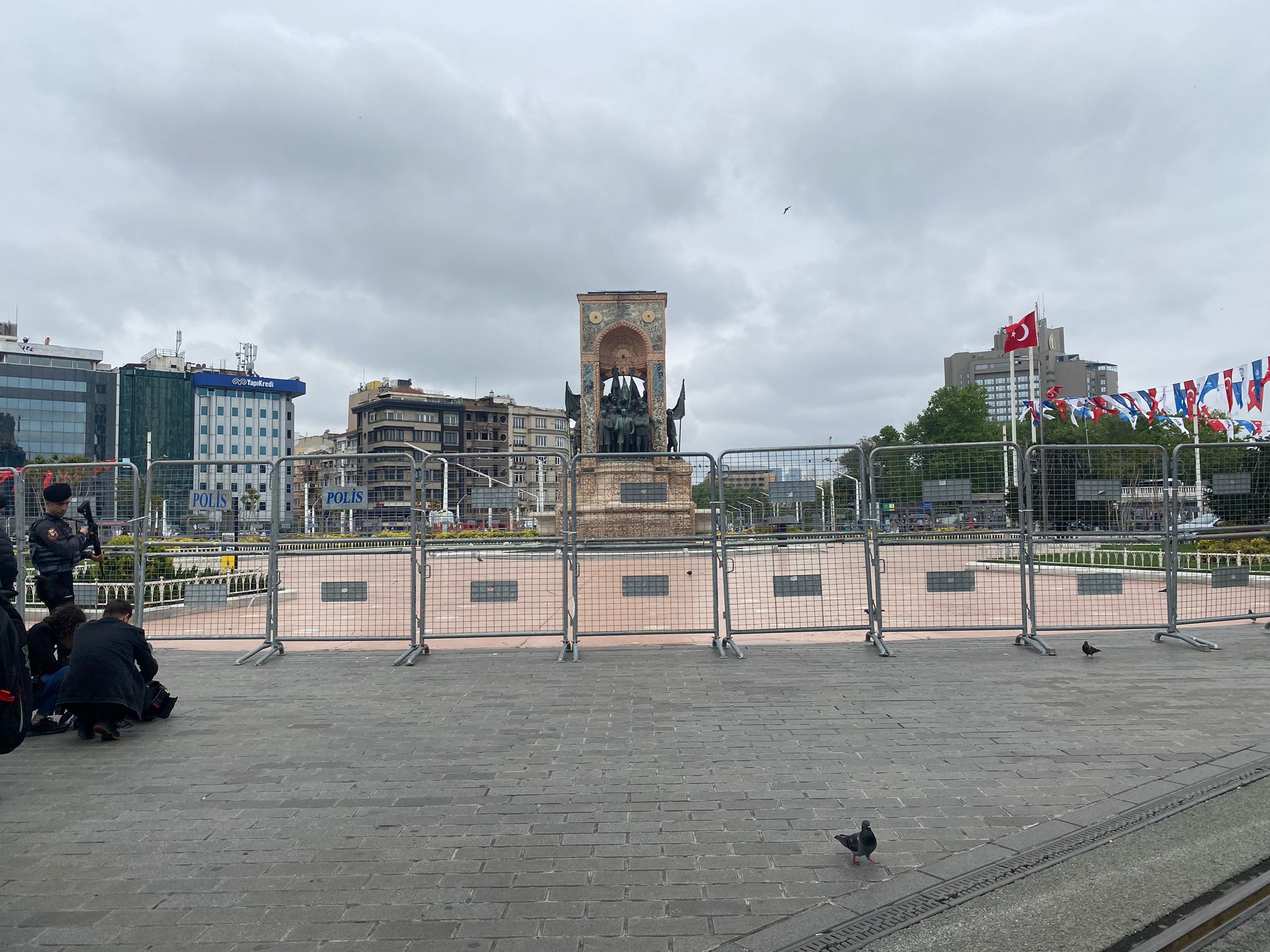 1 Mayıs’a bir gün kala polis ablukası: Taksim Meydanı bariyerlerle kapatıldı