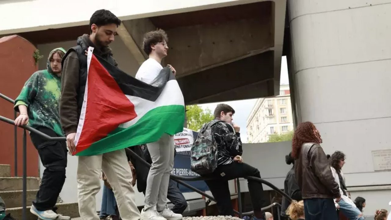 Paris'te üniversite öğrencileri 'Gazze'deki soykırım dursun' çağrısıyla kampüste eylem başlattı