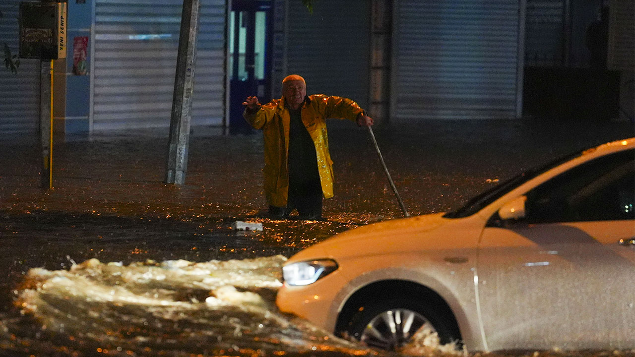Ankara’da sağanak yağış: Evleri su bastı, araçlar yolda mahsur kaldı