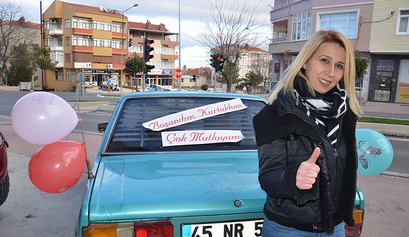 Kocasından boşandı, lokum dağıtıp kutlama yaptı