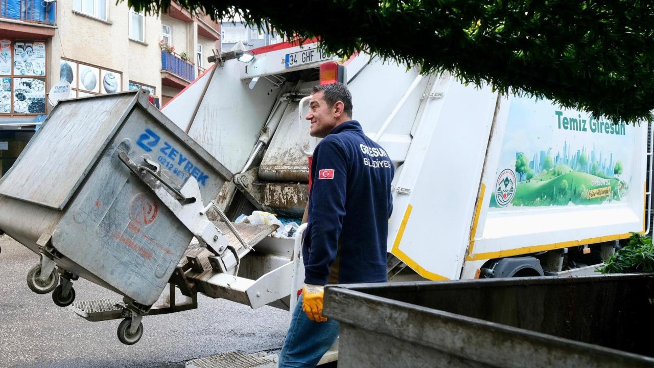 Giresun Belediye Başkanı Köse, 1 Mayıs'ta temizlik işçileriyle çöp topladı