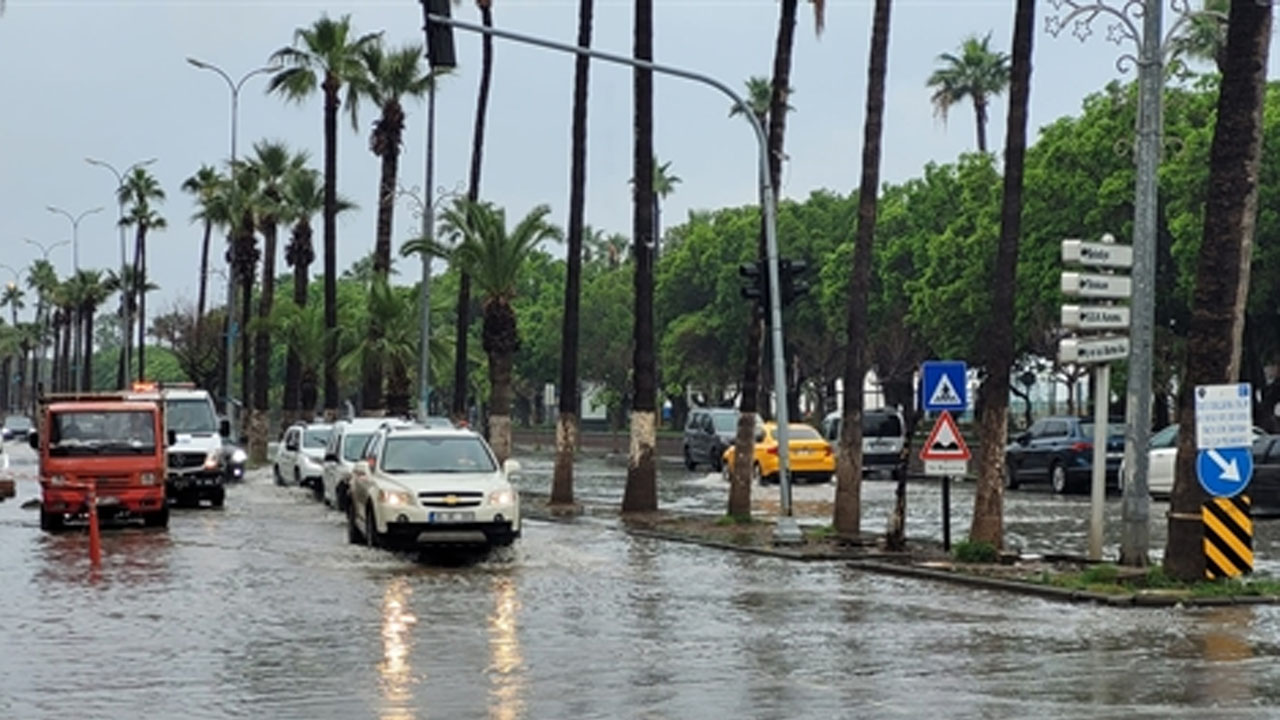 İskenderun'da sağanak: Depremden bu yana defalarca su altında kalan yollar göle döndü