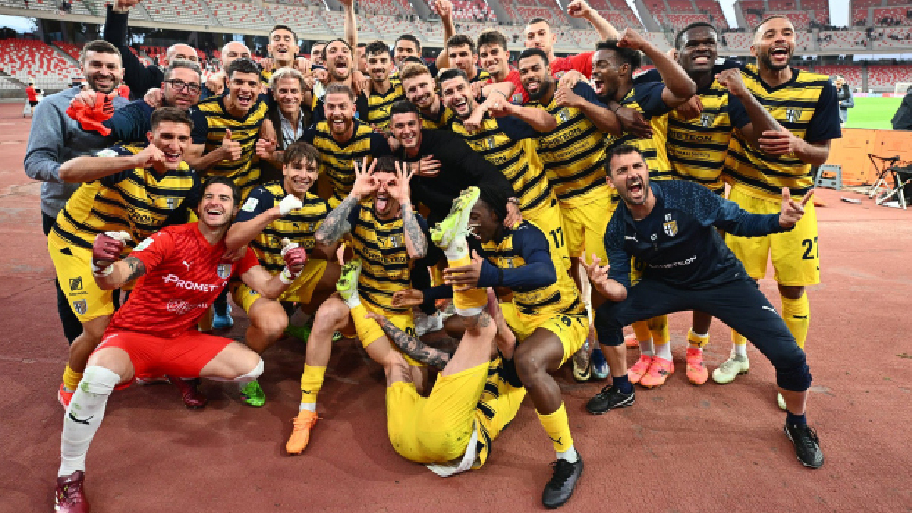 Eski UEFA Şampiyonu Parma üç sezonun ardından Serie A'ya yükselmeyi garantiledi