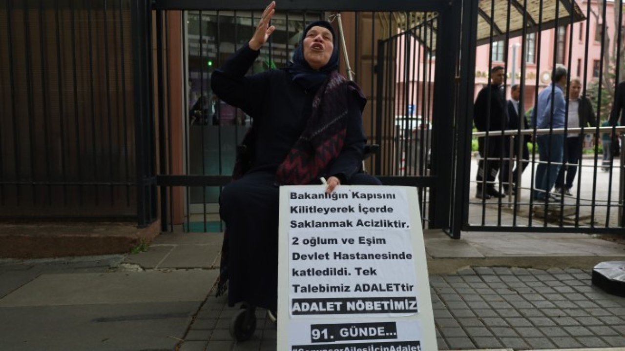 Adalet Nöbeti'nin 91. günü: Astıkları pankart bakanlığın parmaklıklarından sökülen Şenyaşar ailesi, cadde üzerinde eylem yaptı