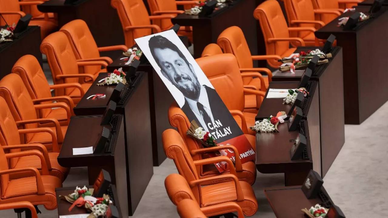 Milletvekilliği düşürülen Can Atalay’ın TBMM’deki odasına İYİ Partili Erhan Usta yerleşti