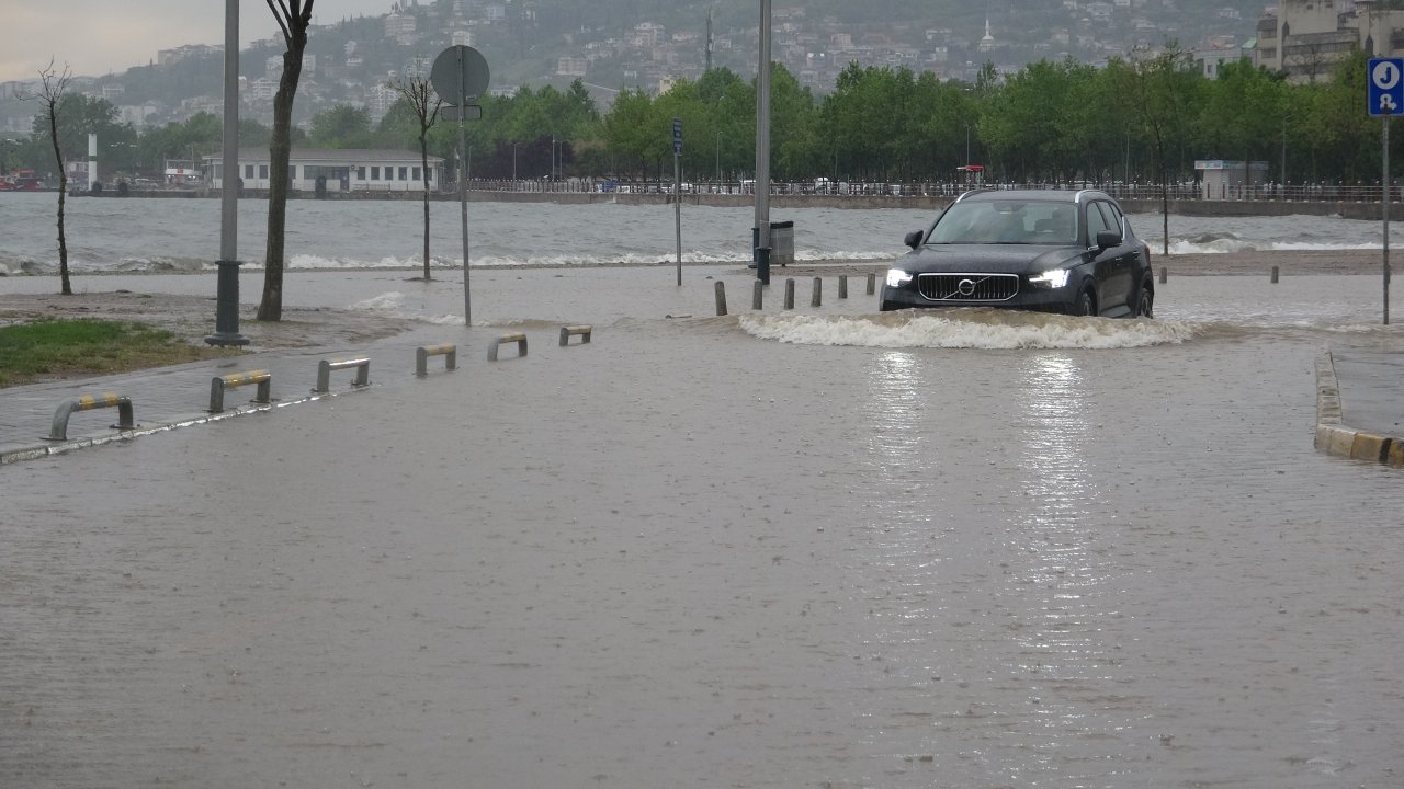 Kocaeli'de sağanak: Deniz taştı, karavan parkı su altında kaldı