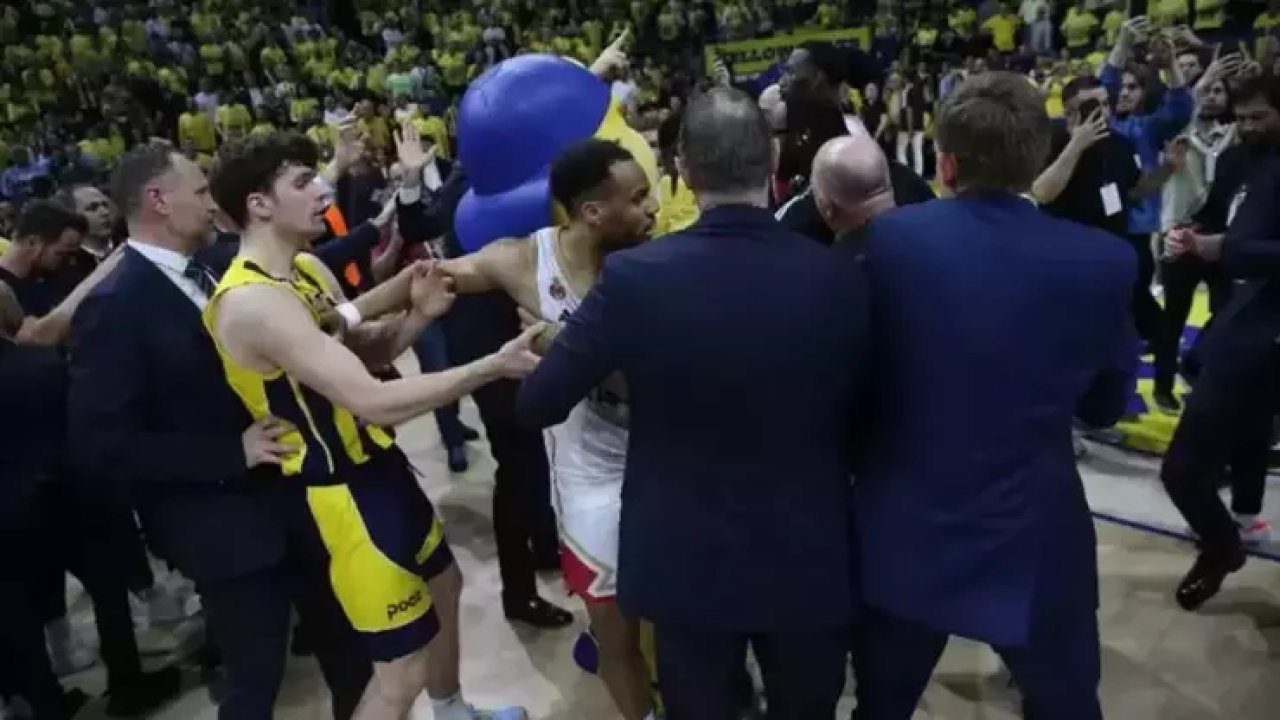 Fenerbahçe-Monaco maçı sonrası arbede: Taraftarlarla basketbolcular birbirine girdi
