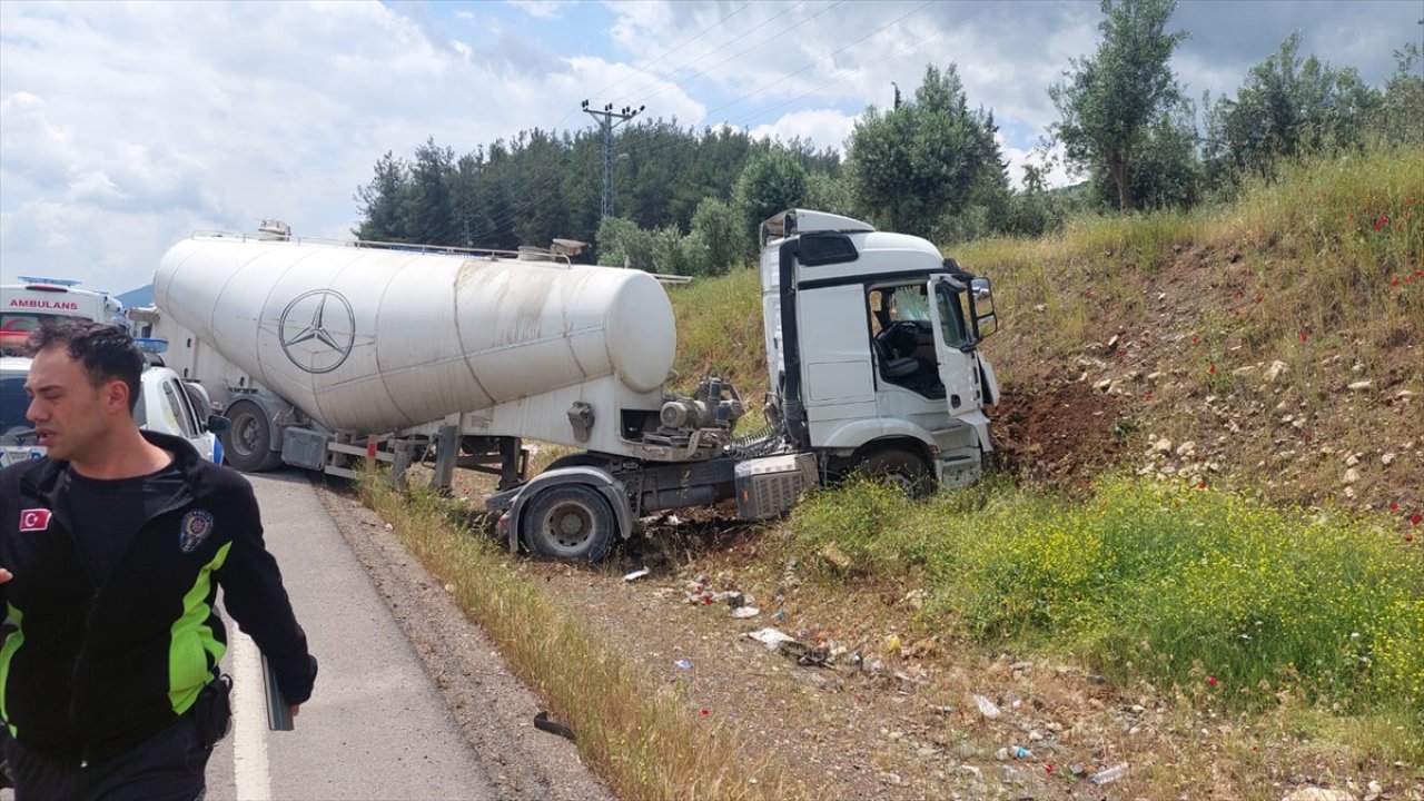 Antep'te minibüsle beton mikseri çarpıştı: Dokuz ölü, 10 yaralı