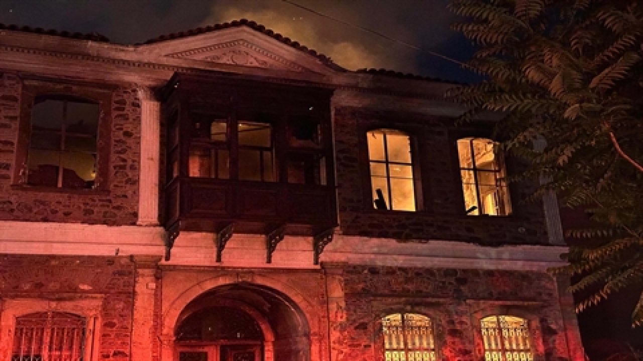 İzmir'de tarihi binada yangınçıktı, mahsur kalan kadın kurtarıldı