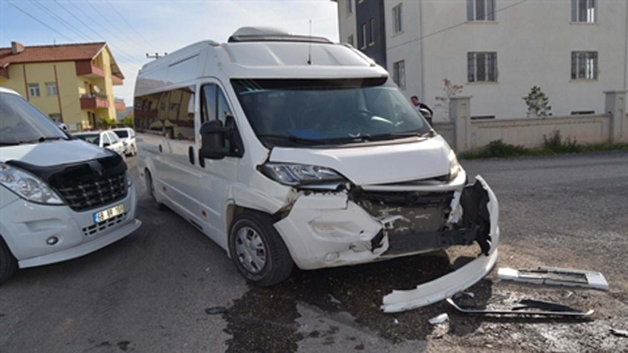 Aksaray’da işçi servis servisi otomobil çarpıştı: Yedi işçi yaralı