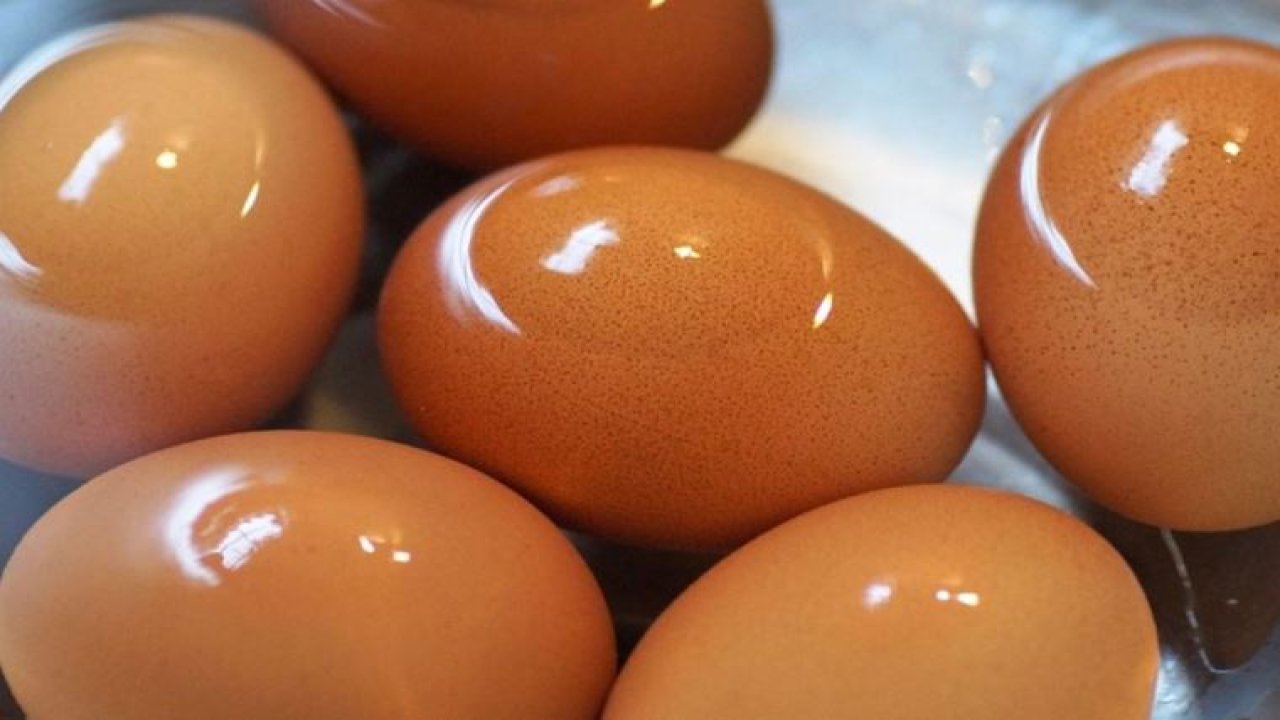 Yumurta kaynatırken dikkat etmeniz gereken tüyo. Yumurtanın çatlamasını önleyecek öneri