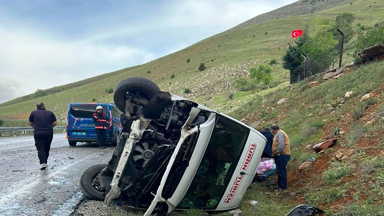 Malatya'da yolcu minibüsü devrildi: 12 kişi yaralandı