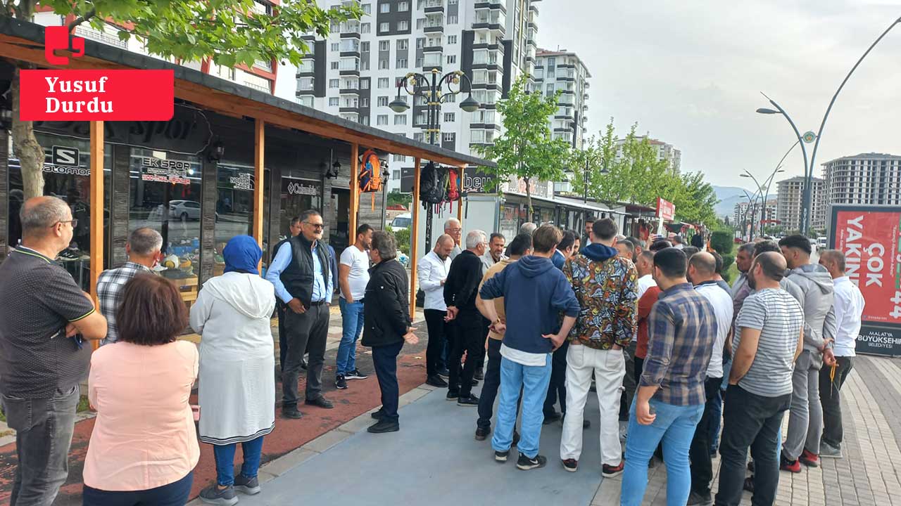 Malatya’da depremzede esnaf belediyeyi protesto etti: 'Oyları aldılar, bizi tanımıyorlar'